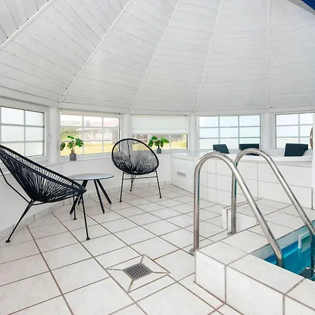 Vakantiehuis Six-bedroom In Harboore 2 *